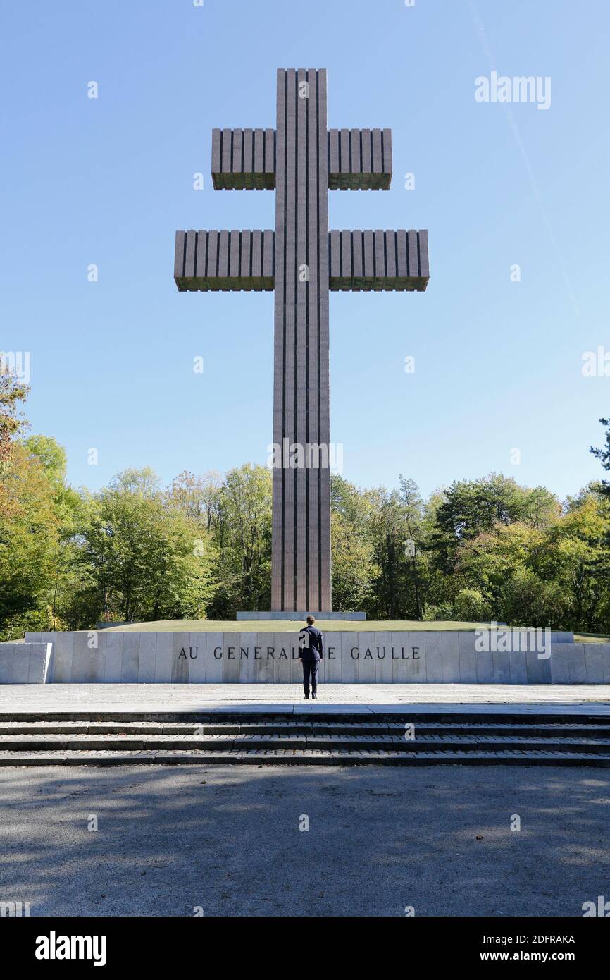 El presidente francés Emmanuel Macron se encuentra frente a una