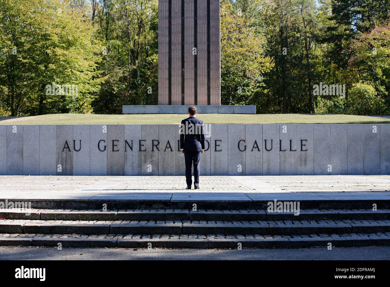 El presidente francés Emmanuel Macron se encuentra frente a una