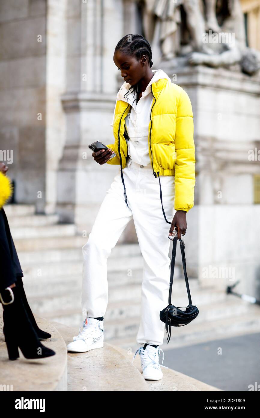 Estilo callejero, modelo Anok Yai después de Stella McCartney primavera  verano 2019 listo para llevar espectáculo, celebrado en el Palacio Garnier,  en París, Francia, el 1 de octubre de 2018. Foto de