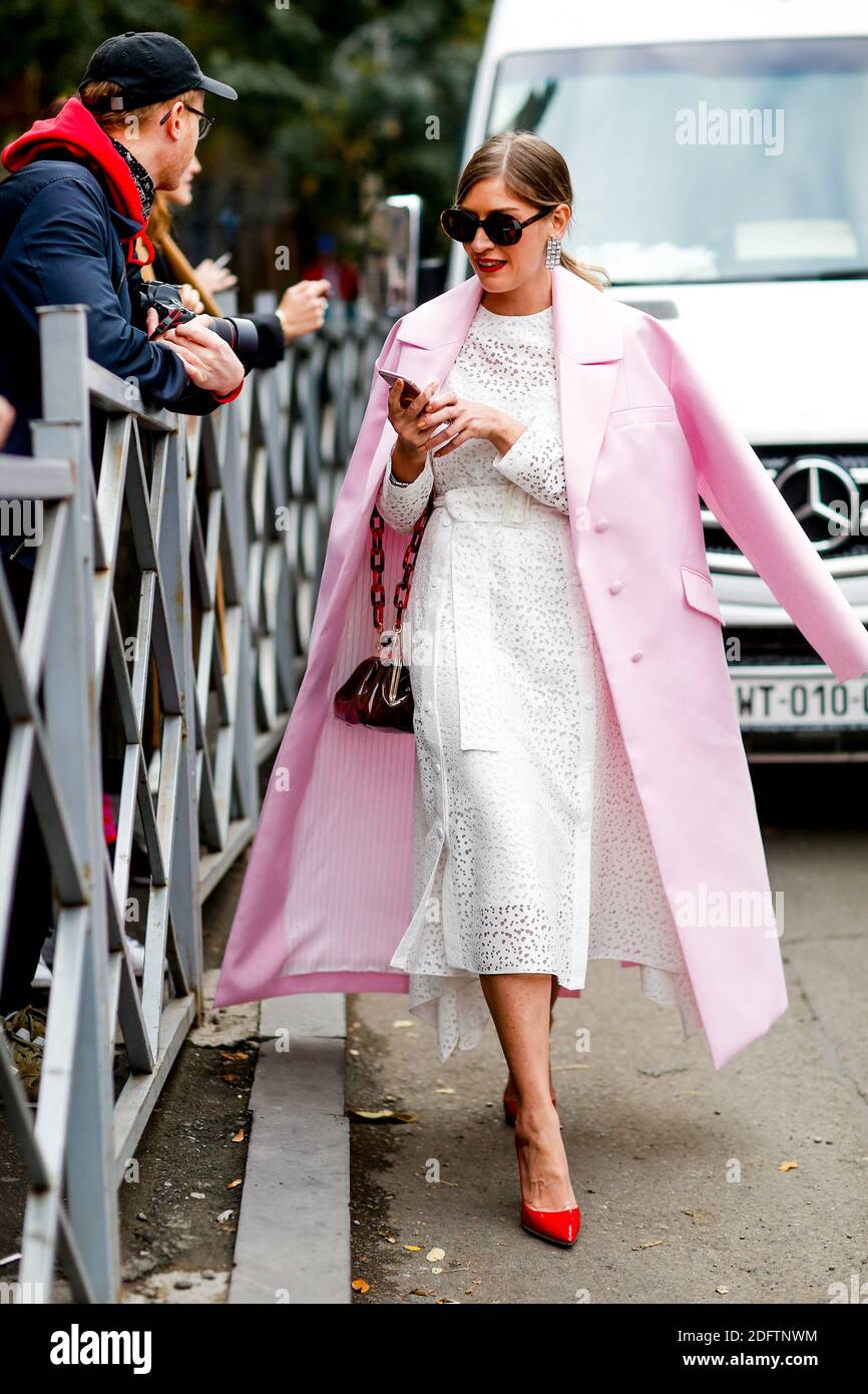 Estilo de calle, Nina Tchabukiani llegando a Lado Bokuchava primavera  verano 2019 listo para llevar espectáculo, celebrado en Mercedes Benz  Fashion Week Tbilisi, Georgia, el 3 de noviembre de 2018. Foto de