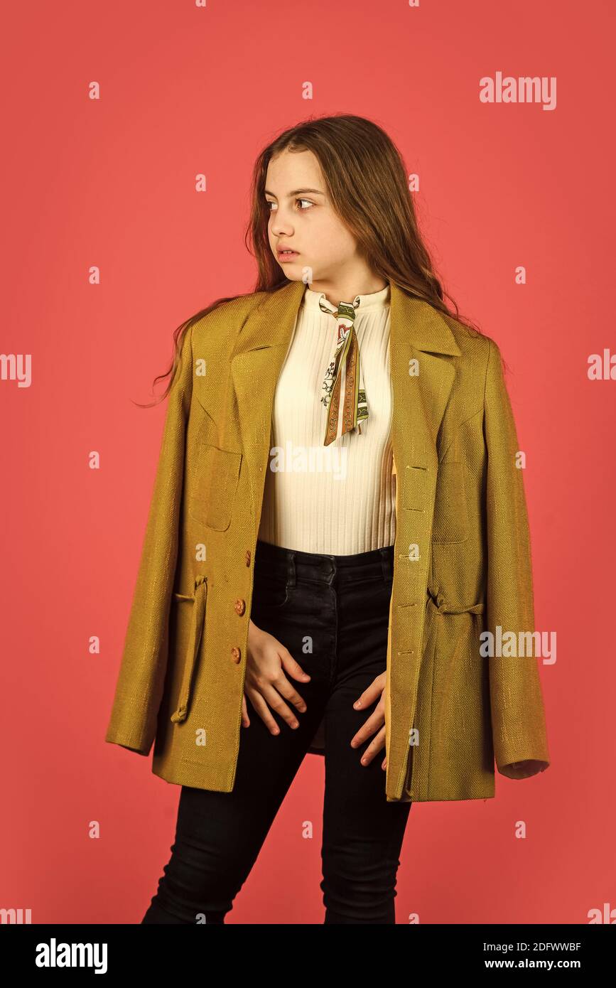 Concepto de sobredimensión. Moda de abrigo de trinchera. Abrigo moderno.  Pequeña niña posando chaqueta abrigo con cuello. Ropa y accesorios. Niña  modelo de moda abrigo para la temporada de primavera y otoño.