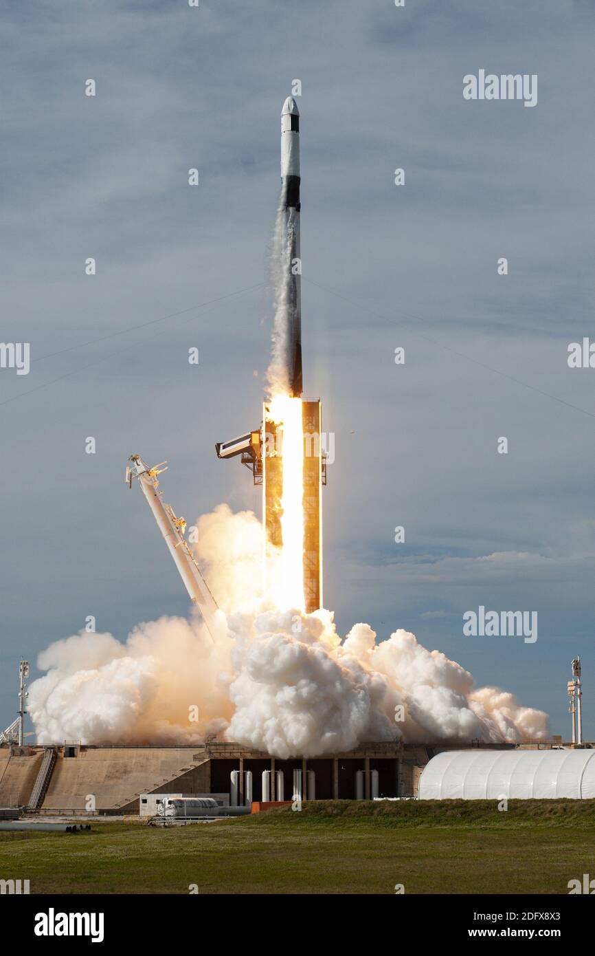 Kennedy Space Center, Estados Unidos. 6 de diciembre de 2020. Un cohete SpaceX Falcon 9 lanza una nave espacial Dragon 2 a la Estación Espacial Internacional desde el complejo de lanzamiento 39A a las 11:17 am desde el Centro Espacial Kennedy, Florida el domingo 6 de diciembre de 2020. Esta es la primera nave espacial Dragon 2 y la vigésima primera misión de reabastecimiento de carga para SpaceX y la NASA. Foto de Joe Marino/UPI crédito: UPI/Alamy Live News Foto de stock
