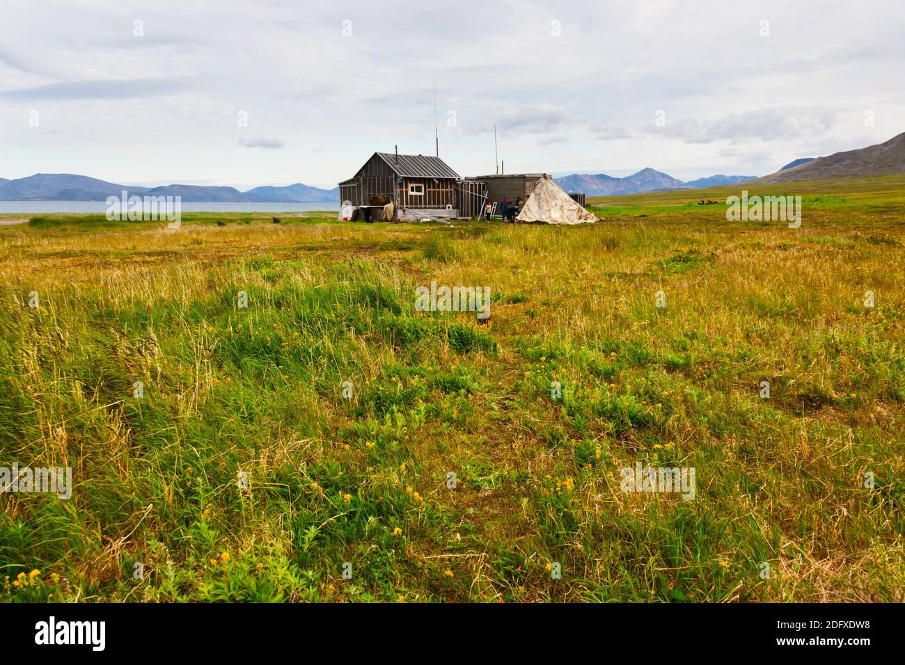 Un pueblo en la tundra, península de Chukchi, extremo Oriente ruso Foto de stock