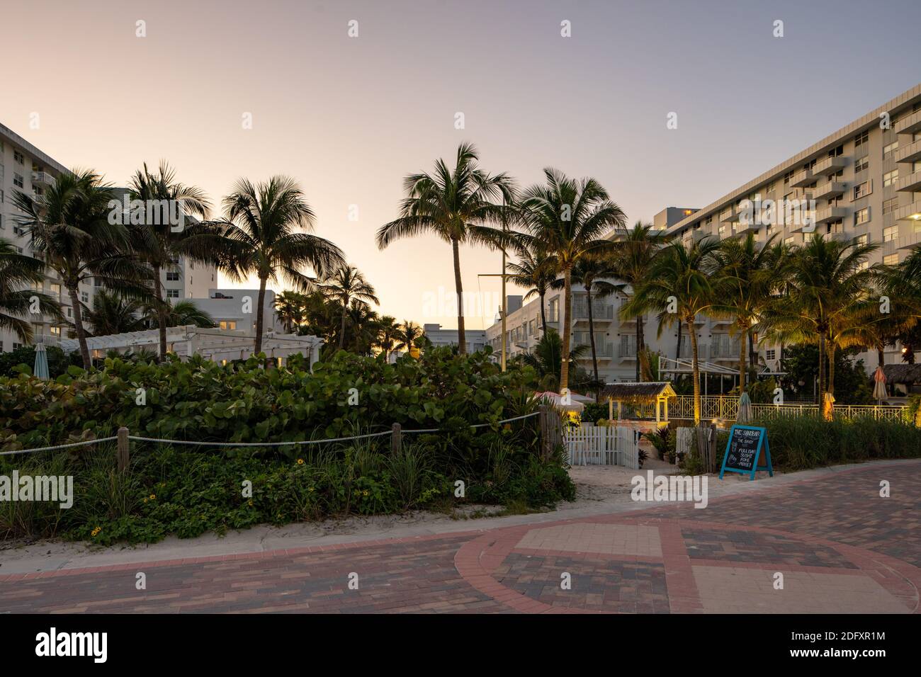 El Sandbar en Savoy Hotel Miami Beach FL azul crepúsculo foto de hora Foto de stock