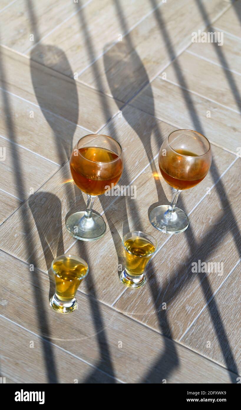 Foto fondo de copas de vino iluminado por el sol con sombras. Ejemplo de vasos con bebidas para publicidad y diseño. Foto de stock