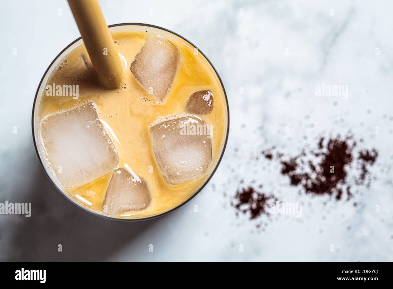 Concepto de bebidas frías de verano. Café con hielo en cristal, vista superior, fondo blanco. Foto de stock