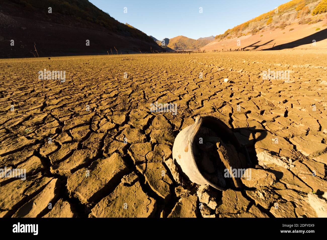 Paisaje de tierra seca y el bajo nivel de agua, la extrema sequía en  Entrepenas depósito, en Guadalajara, Castilla, España, Europa Fotografía de  stock - Alamy