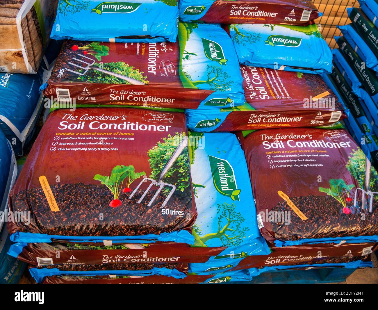 Una pila de bolsas de Westland Soil Conditioner en un centro de jardín Foto de stock