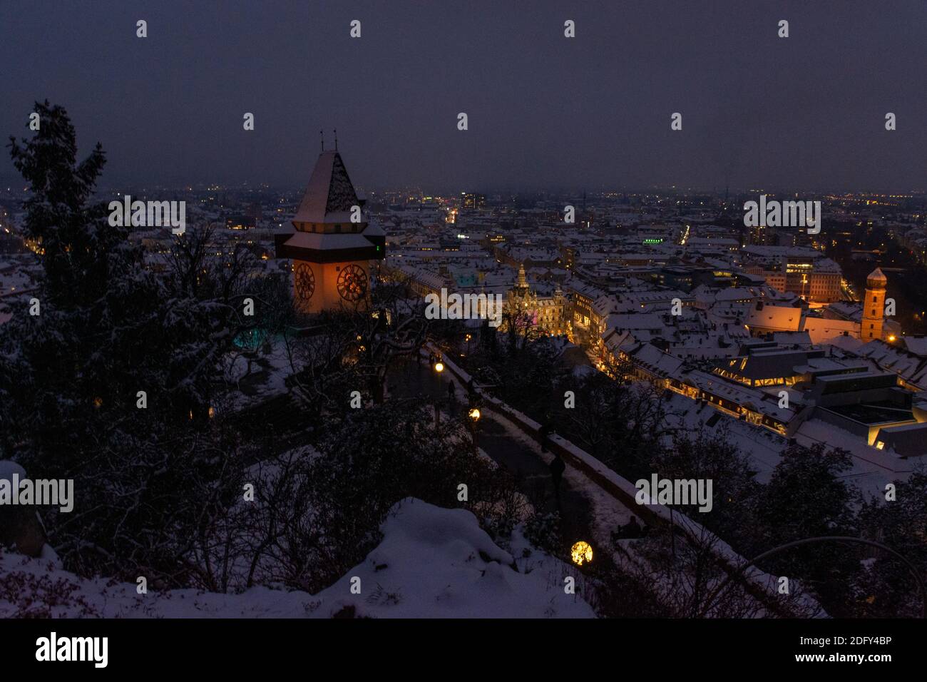 Ciudad cubierta de nieve de Graz, Austria, antes de Navidad Foto de stock