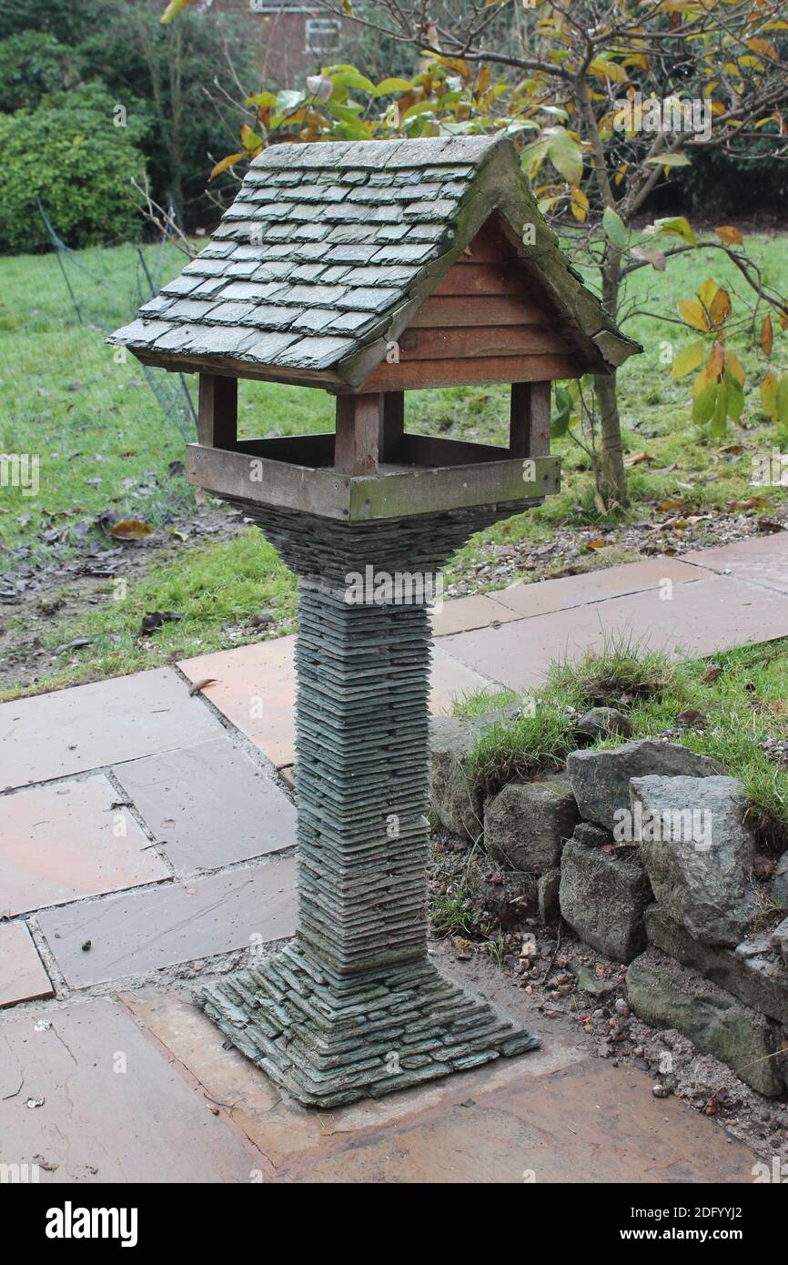 Jardín de aves alimentador de pizarra azul en formato vertical Foto de stock