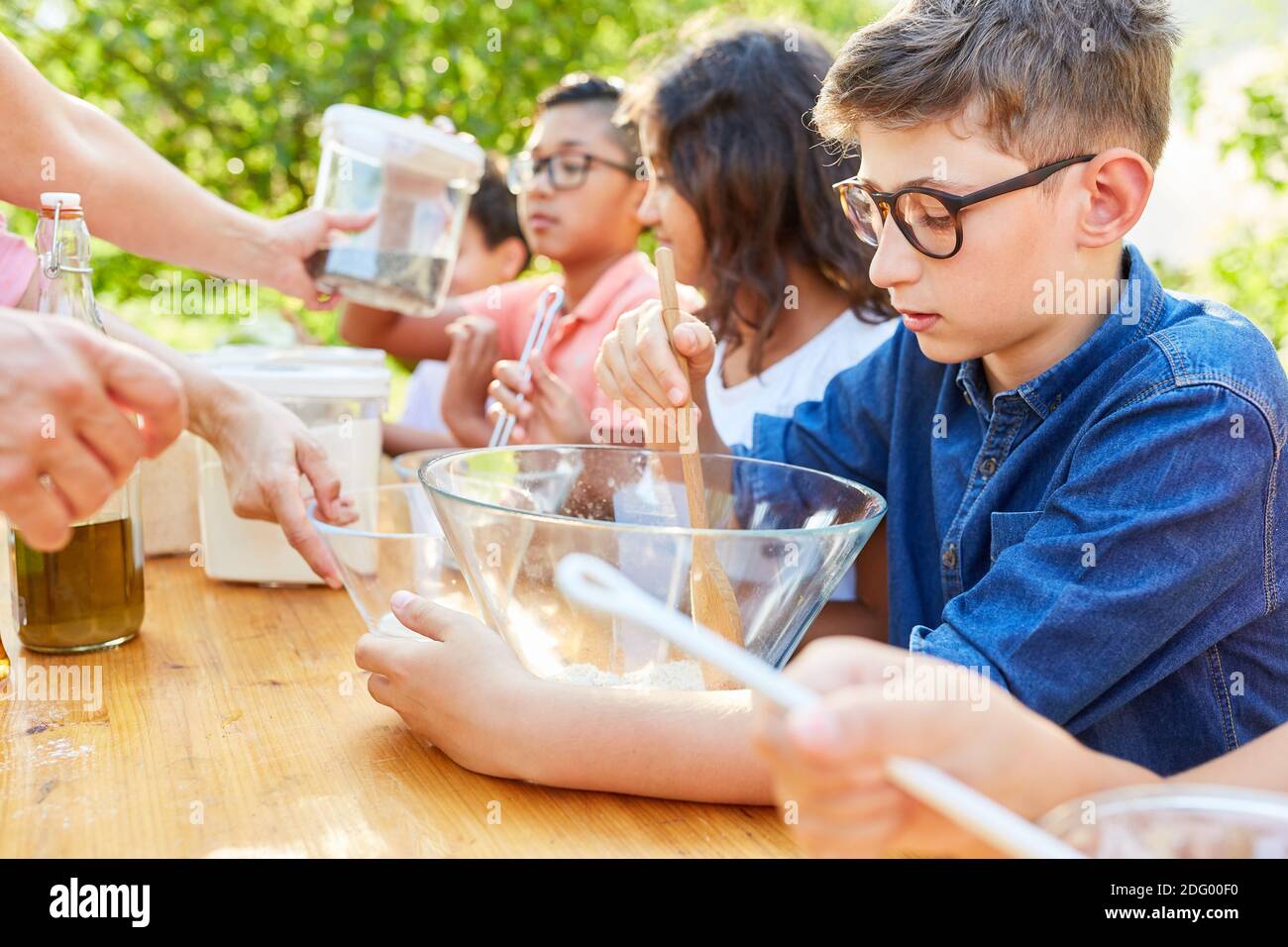 Chico joven cocinando fotografías e imágenes de alta resolución Alamy