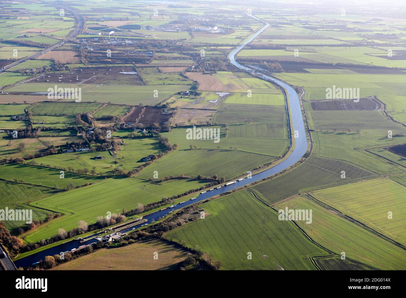 El Aire y el Canal ancho de Calder, disparados desde el aire, en Whitley, al este de Pontefract, North Yorkshire, norte de Inglaterra, Reino Unido, adyacente a la autopista M62 Foto de stock