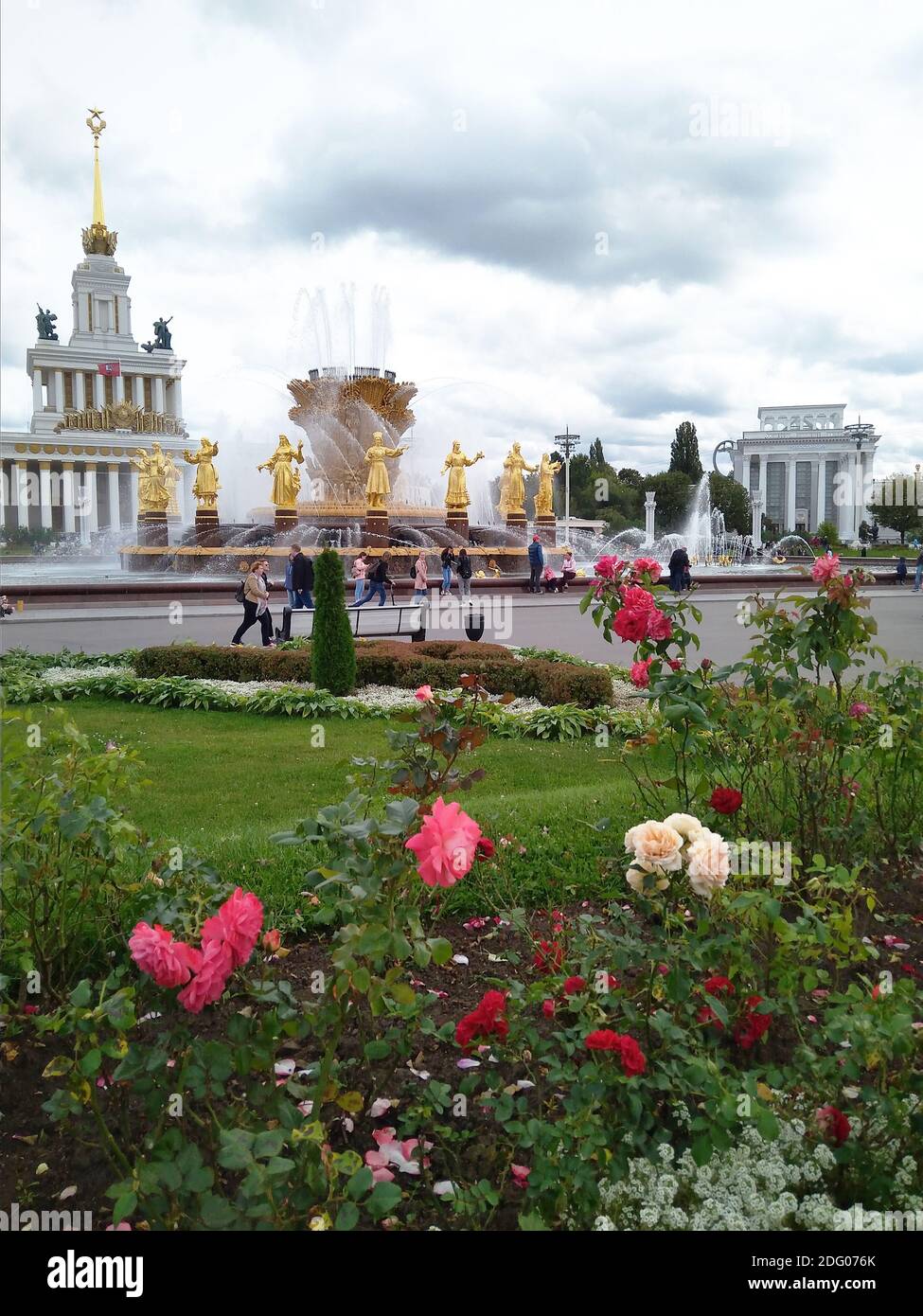 Moscú, Rusia - 30 de agosto de 2019: Fuente pública de amistad de la gente en el parque urbano de VDNH. Foto de stock