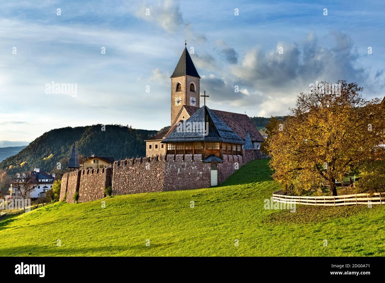 Otoño en la iglesia parroquial de Santa Croce en Siusi allo Sciliar. Castelrotto, provincia de Bolzano, Trentino Alto-Adige, Italia, Europa. Foto de stock