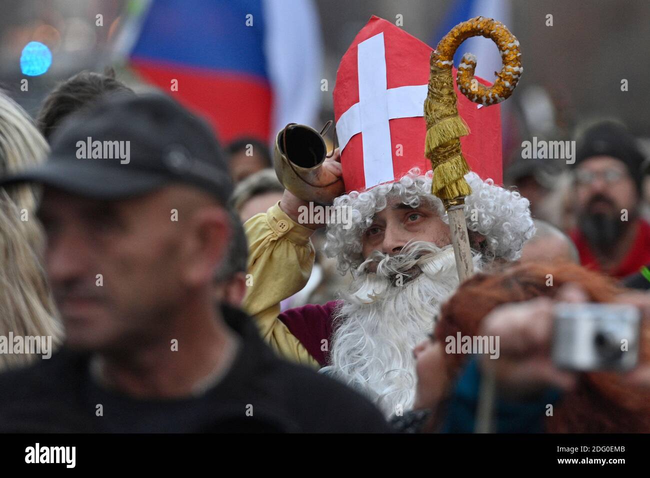 Praga, República Checa. 6 de diciembre de 2020. Cientos de manifestantes contra las medidas gubernamentales contra el coronavirus se reunieron en las plazas de Wenceslao y Palacky en el centro de Praga y, después de los discursos, se establecieron en una marcha conjunta a la sede del gobierno esta tarde, el domingo 6 de diciembre de 2020. Según la policía, durante las protestas que duraron varias horas no se produjeron grandes problemas. Muchos manifestantes no llevaban máscaras y guardaban la distancia requerida. Crédito: Michal Kamaryt/CTK Foto/Alamy Live News Foto de stock