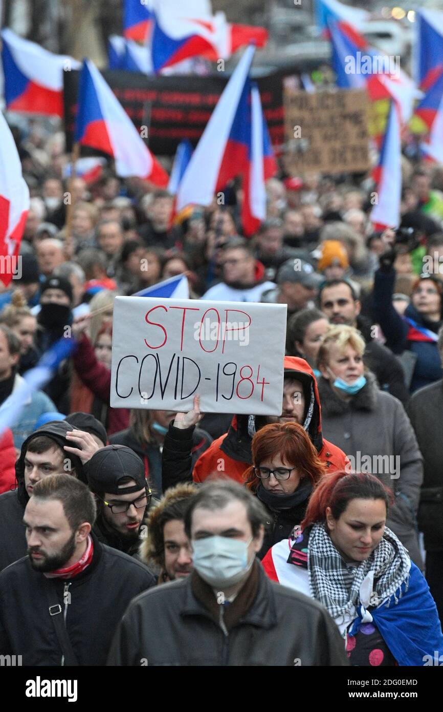 Praga, República Checa. 6 de diciembre de 2020. Cientos de manifestantes contra las medidas gubernamentales contra el coronavirus se reunieron en las plazas de Wenceslao y Palacky en el centro de Praga y, después de los discursos, se establecieron en una marcha conjunta a la sede del gobierno esta tarde, el domingo 6 de diciembre de 2020. Según la policía, durante las protestas que duraron varias horas no se produjeron grandes problemas. Muchos manifestantes no llevaban máscaras y guardaban la distancia requerida. Crédito: Michal Kamaryt/CTK Foto/Alamy Live News Foto de stock