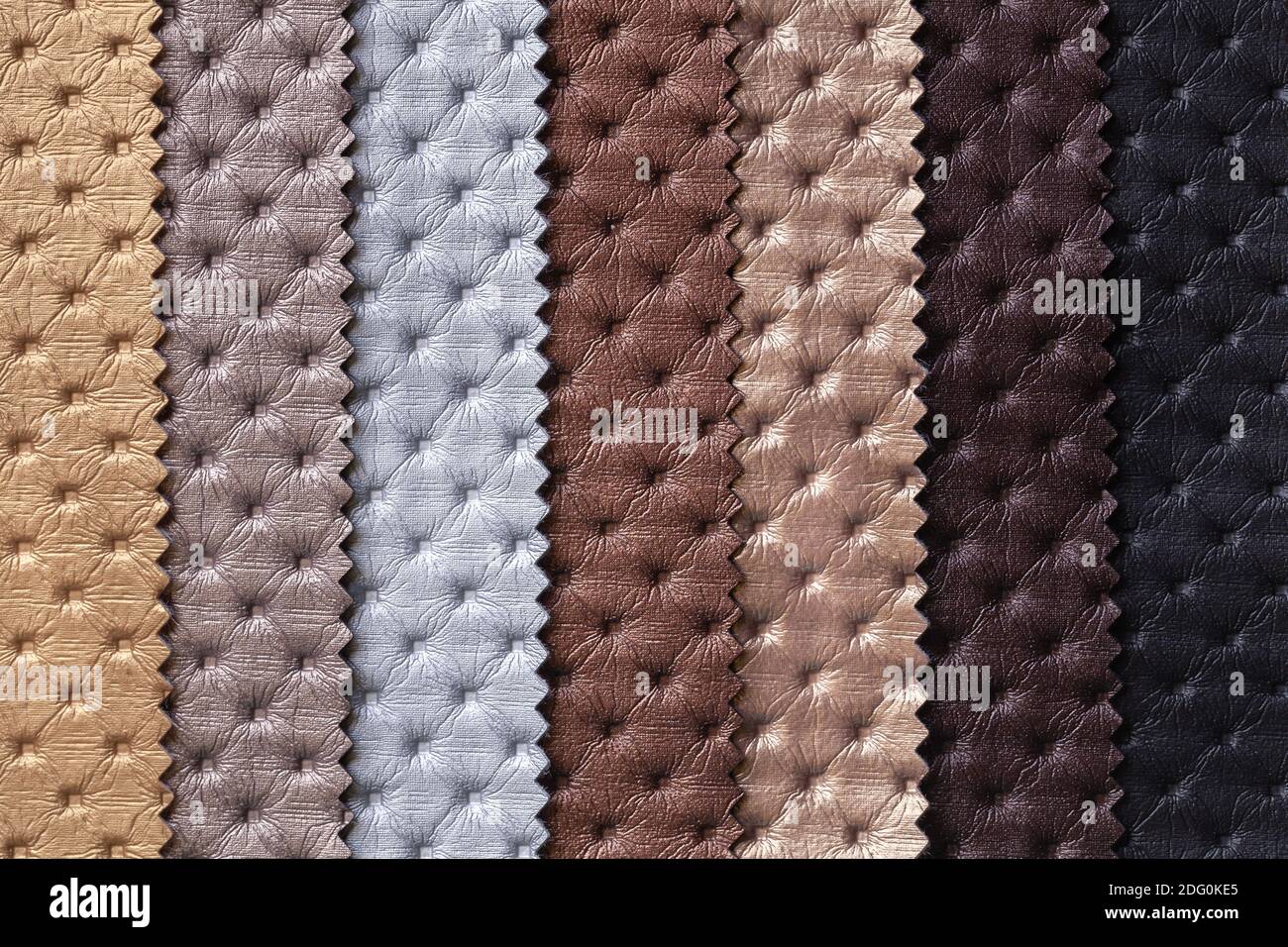 Muestra de cuero textil marrón y gris colores, fondo. Catálogo y  tonalidades de tela interior para muebles, primer plano. Colección de  multico Fotografía de stock - Alamy