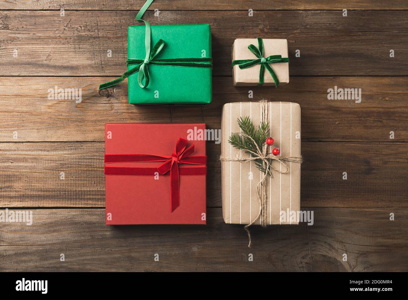 Regalo cajas de vacaciones regalos hechos a mano con cintas de satén arcos  en papel envolviendo sobre un fondo de madera oscura. Concepto Zero West.  Espacio de copia de la vista de