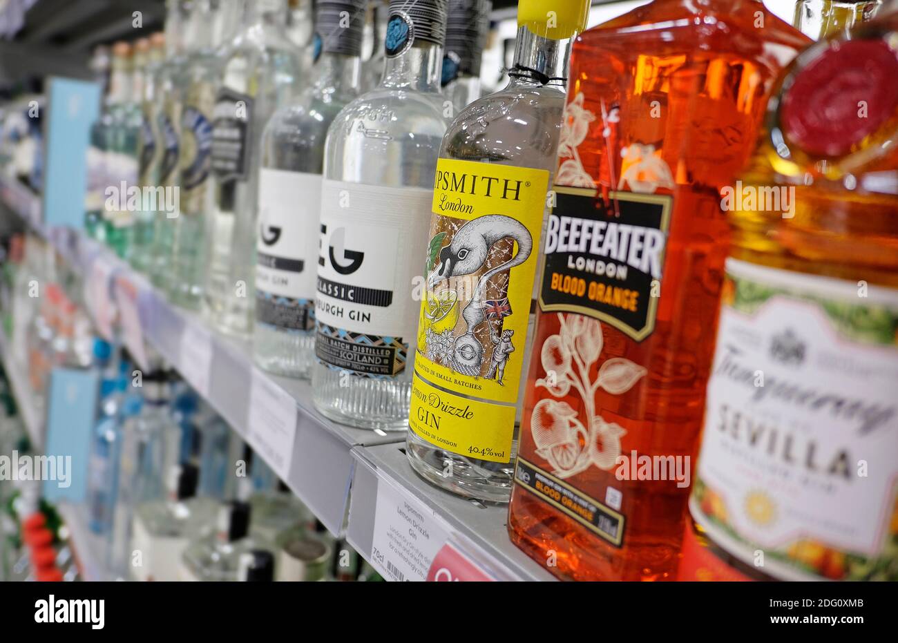 especialidad ginebras en las estanterías de los supermercados, norfolk, inglaterra Foto de stock