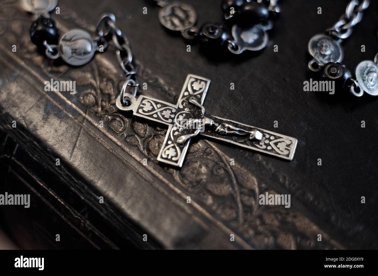 Crucifijo y biblia fotografías e imágenes de alta resolución Alamy