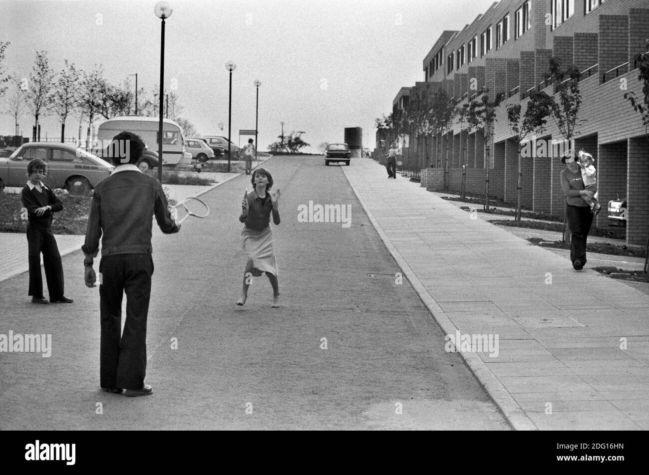 70 niños jugando en la calle muy pocos coches en un nuevo desarrollo de viviendas de ingresos medios, una nueva ciudad se está construyendo. 1977 Inglaterra HOMER SYKES Foto de stock