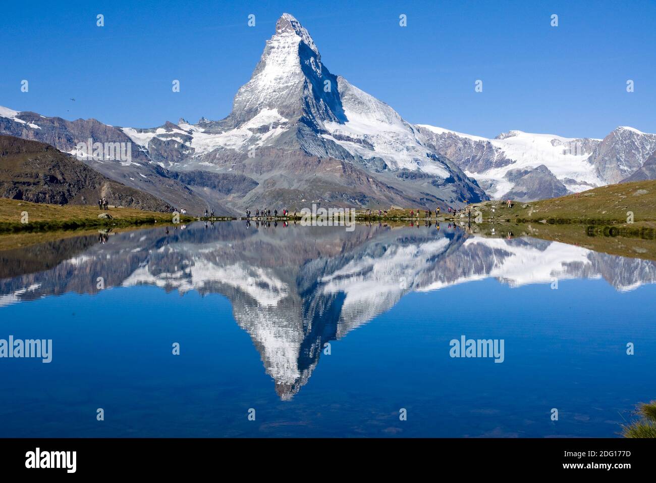 Turistas frente al Matterhorn Foto de stock
