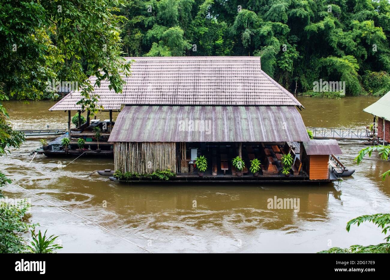 Casa barco por el río Kwai en Kanchanaburi Tailandia Asia Foto de stock