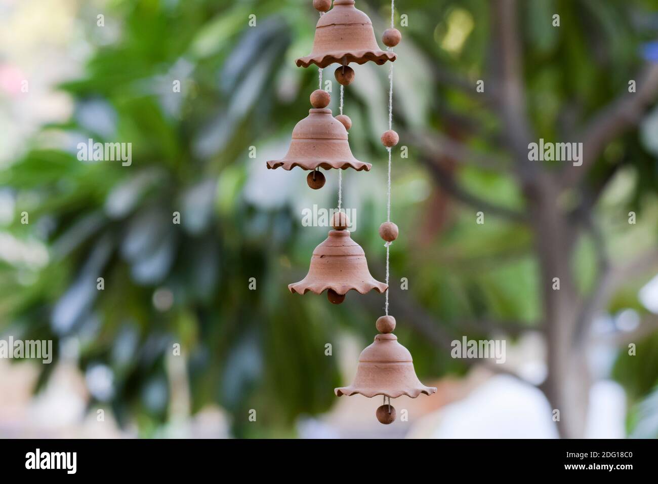 Hermoso barro barro cerámica artículo artesanal indio artículo hecho a mano  Terracotta campana colgante. Campanas de arcilla colgando con hilos.  Cuentas de arcilla Fotografía de stock - Alamy