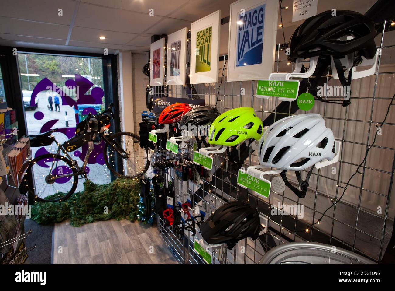 El interior de una tienda profesional de accesorios para bicicletas  totalmente equipada, mantenimiento y reparación en West Yorkshire,  Inglaterra, Reino Unido Fotografía de stock - Alamy