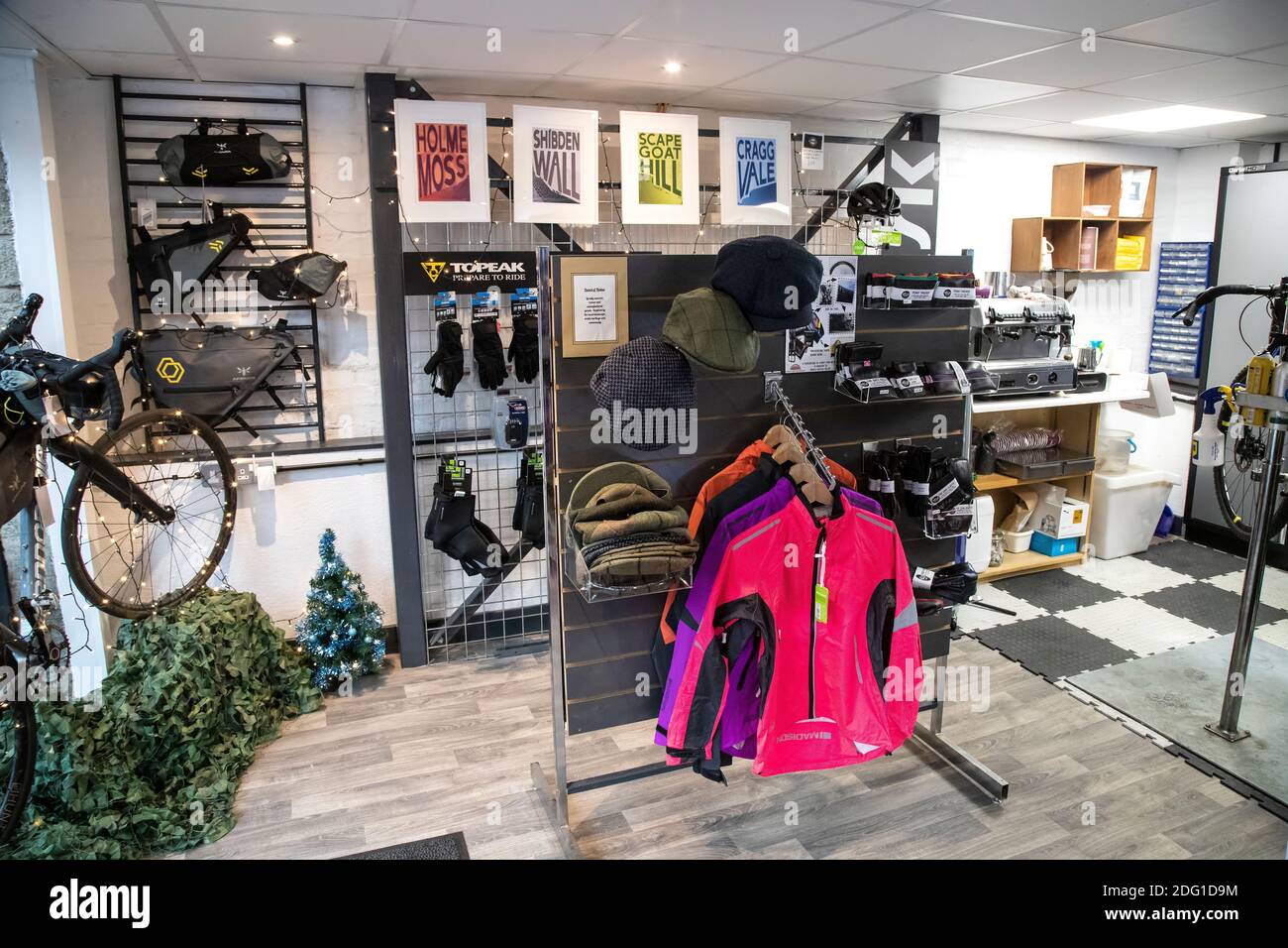 El interior de una profesional de accesorios para bicicletas totalmente equipada, mantenimiento y reparación en West Yorkshire, Inglaterra, Reino Unido Fotografía de stock - Alamy