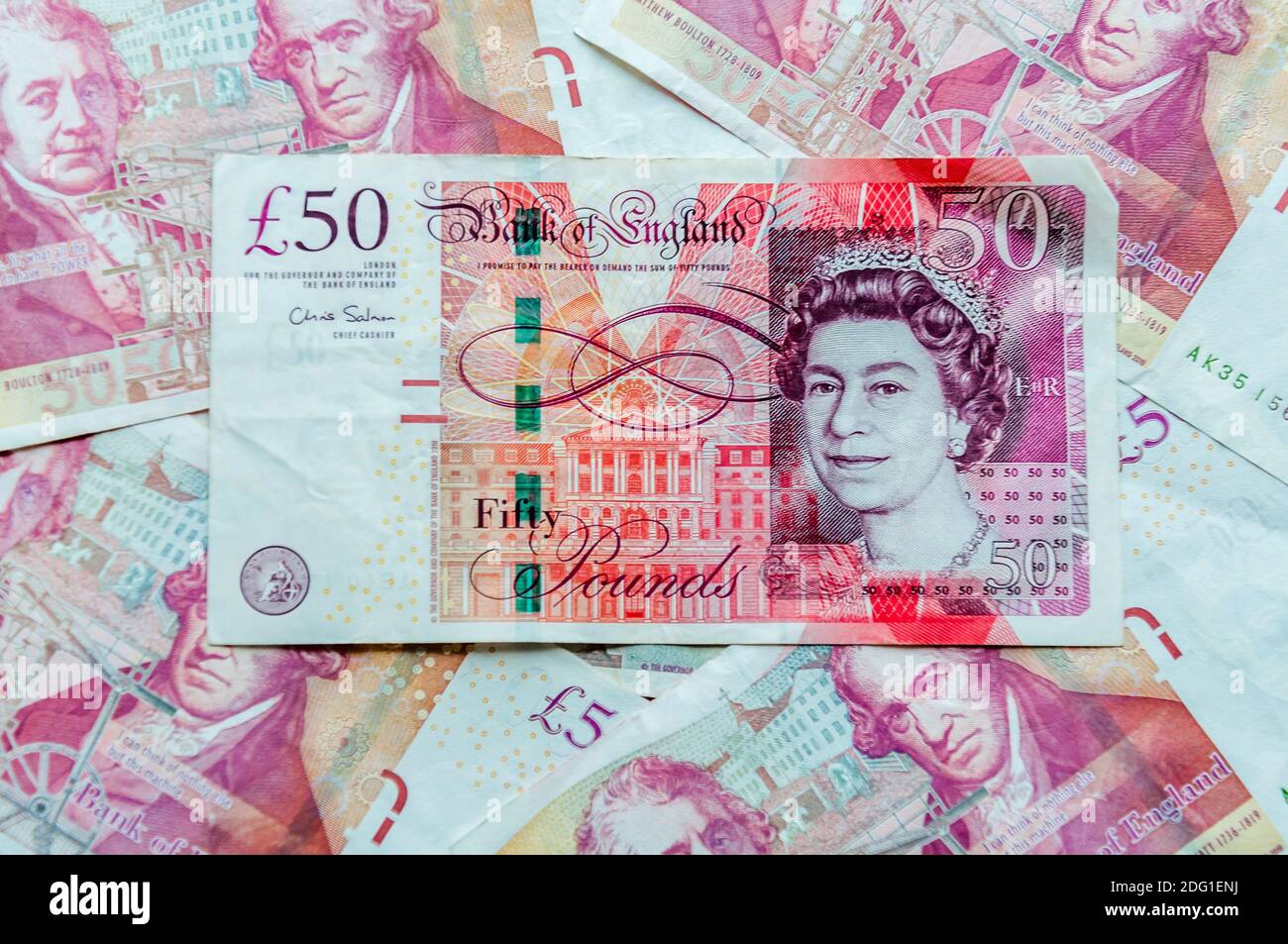 Un primer plano de billetes británicos de 50 libras esterlinas, hilo, Marca de agua, microlettering, característica UV, ver-a través de dispositivo de registro Foto de stock