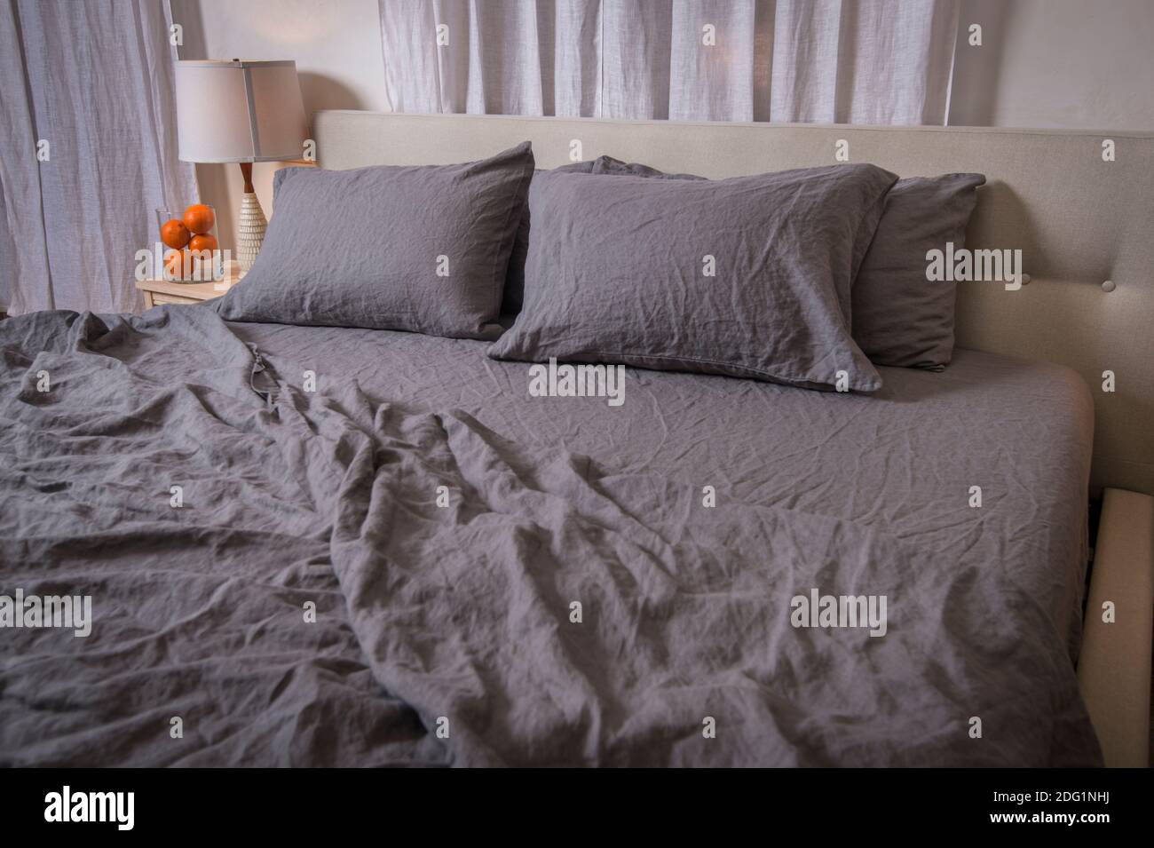 Sábanas arrugadas en un dormitorio desordenado, Estados Unidos Foto de stock