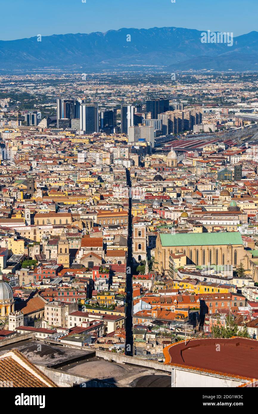 Ciudad de Nápoles en Italia, vista aérea del paisaje urbano con el centro histórico de la ciudad y el centro de Nápoles, región de Campania. Foto de stock