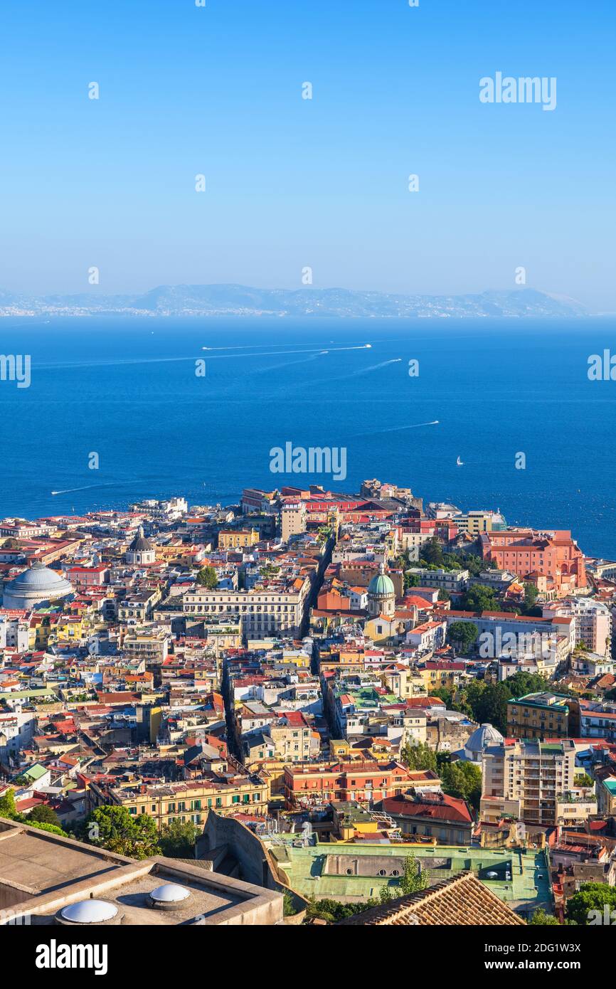 Ciudad de Nápoles en Italia, vista aérea paisaje urbano de Nápoles con bahía de mar. Foto de stock
