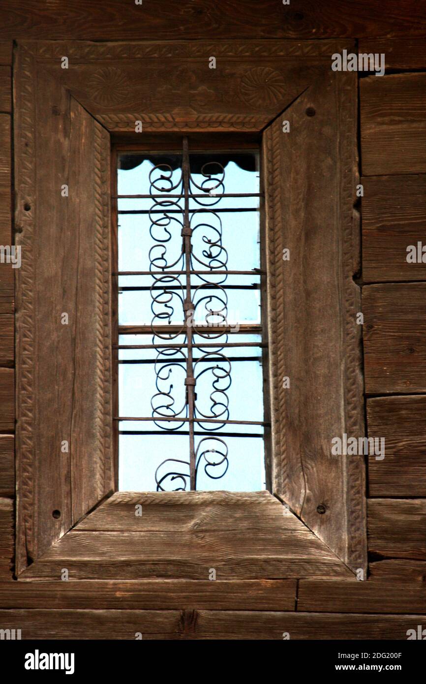 El Museo del Pueblo, Bucarest, Rumania. Marco de ventanas de madera tallada de la iglesia del siglo 18 del condado de Neamț. Foto de stock