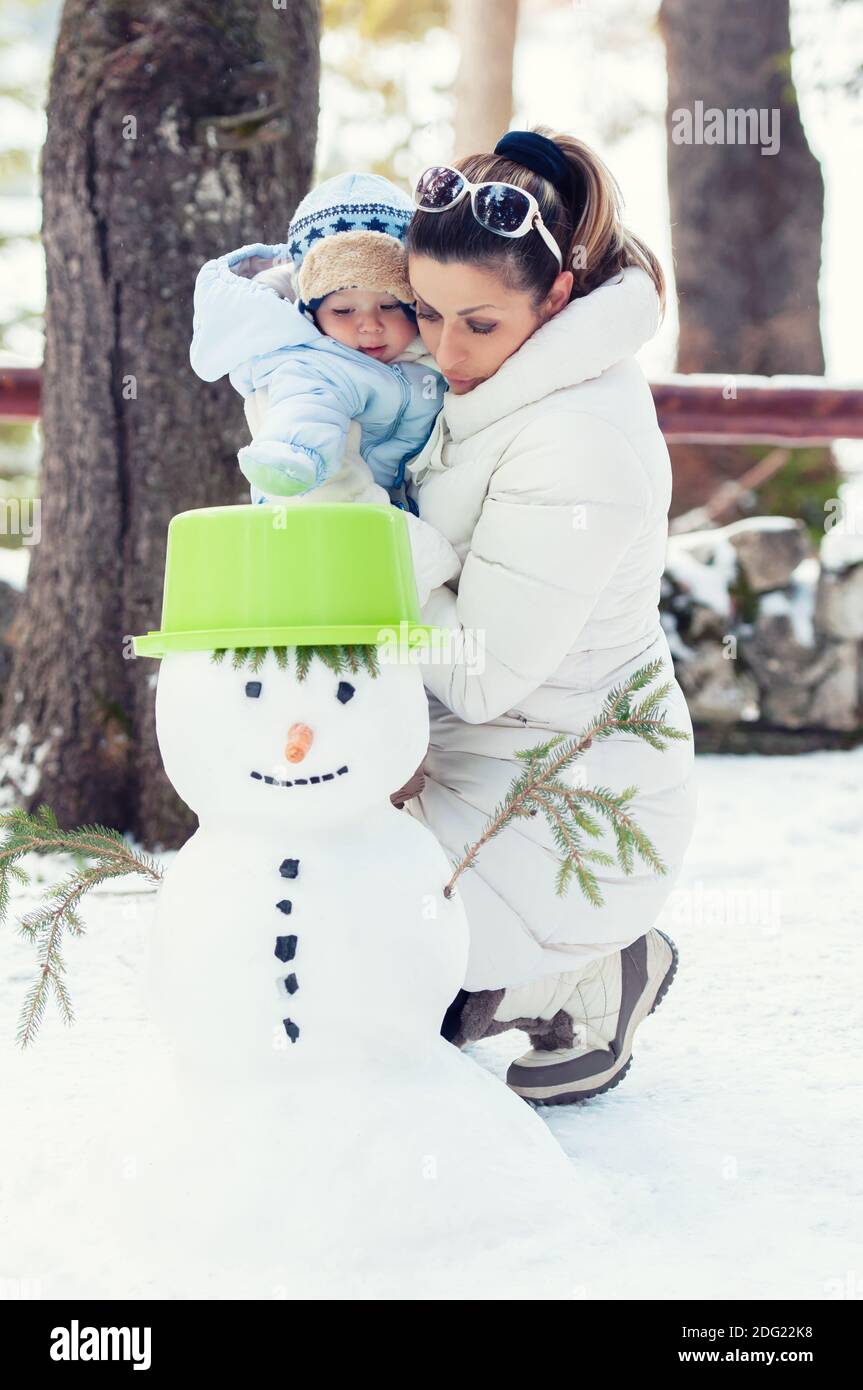 Lindos muñecos de nieve alegres madre y bebé