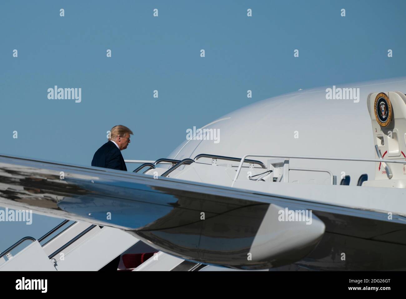 Washington, Distrito de Columbia, Estados Unidos. 30 de enero de 2020. El presidente estadounidense Donald Trump enjunta la Fuerza Aérea uno en la base conjunta Andrews en Maryland, EE.UU., el sábado, 17 de octubre de 2020. Se espera que Trump haga múltiples paradas de campaña en la costa oeste durante los próximos días, descansando durante la noche en las Vegas, Nevada. Crédito: Alex Edelman/ZUMA Wire/Alamy Live News Foto de stock