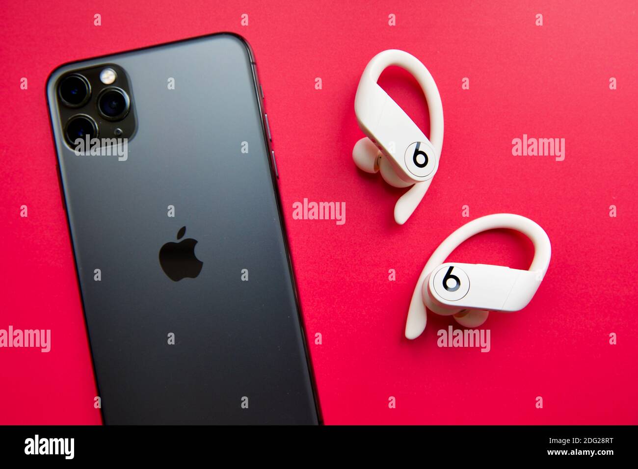 Auriculares iPhone 11 y Powerbeats Pro Fotografía de stock - Alamy