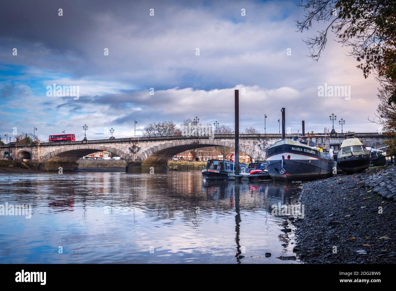 Reino Unido, Londres, Richmond-upon-Thames / Hounslow, Kew Bridge, un puente de grado II sobre el río Támesis, Támesis en marea baja, casas flotantes amarradas Foto de stock