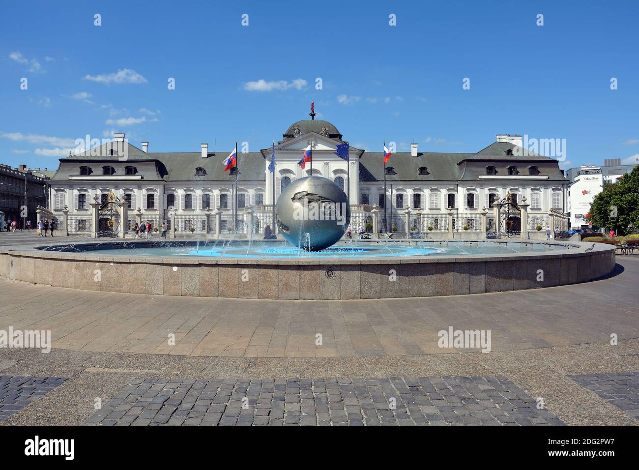 Palacio Grassalkovich con el Monumento Mundial en Bratislava con la residencia oficial del Presidente eslovaco. Foto de stock