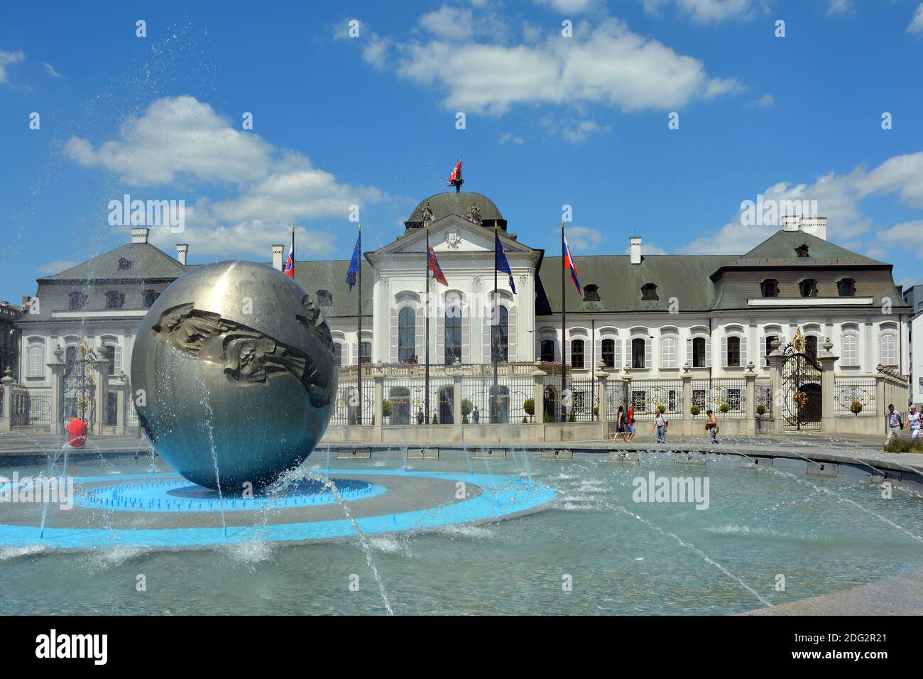 Palacio Grassalkovich con el Monumento Mundial en Bratislava con la residencia oficial del Presidente eslovaco. Foto de stock