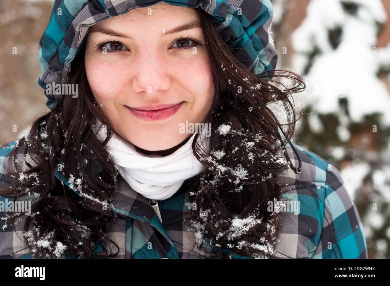Foto de primer plano de un adulto joven en invierno Foto de stock
