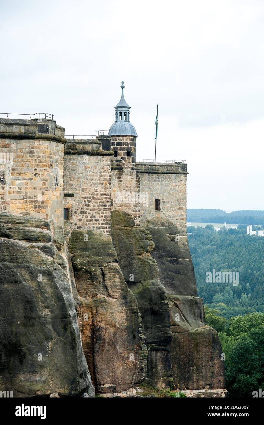 Parte de la fortaleza de koenigstein, situada en las rocas, Alemania Foto de stock