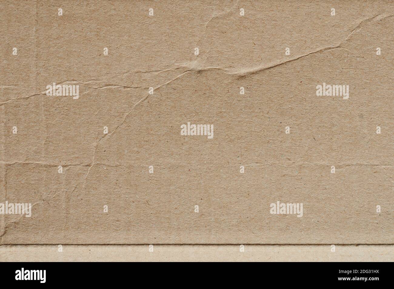 Cartón marrón papel superficie con líneas de pliegue macro primer plano vista Foto de stock