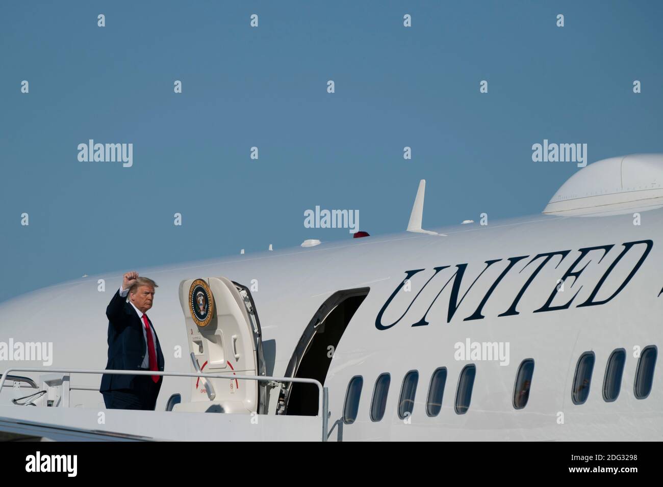 El presidente estadounidense Donald Trump enjunta la Fuerza Aérea uno en la base conjunta Andrews en Maryland, EE.UU., el sábado, 17 de octubre de 2020. Se espera que Trump haga múltiples paradas de campaña en la costa oeste durante los próximos días, descansando durante la noche en las Vegas, Nevada. Crédito: Alex Edelman/The Photo Access Foto de stock