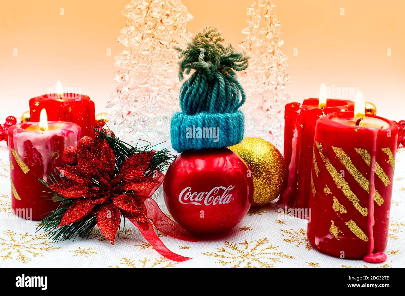 Adornos de Navidad con bola de Navidad de Coca Cola, velas encendidas y  árboles de Navidad Fotografía de stock - Alamy