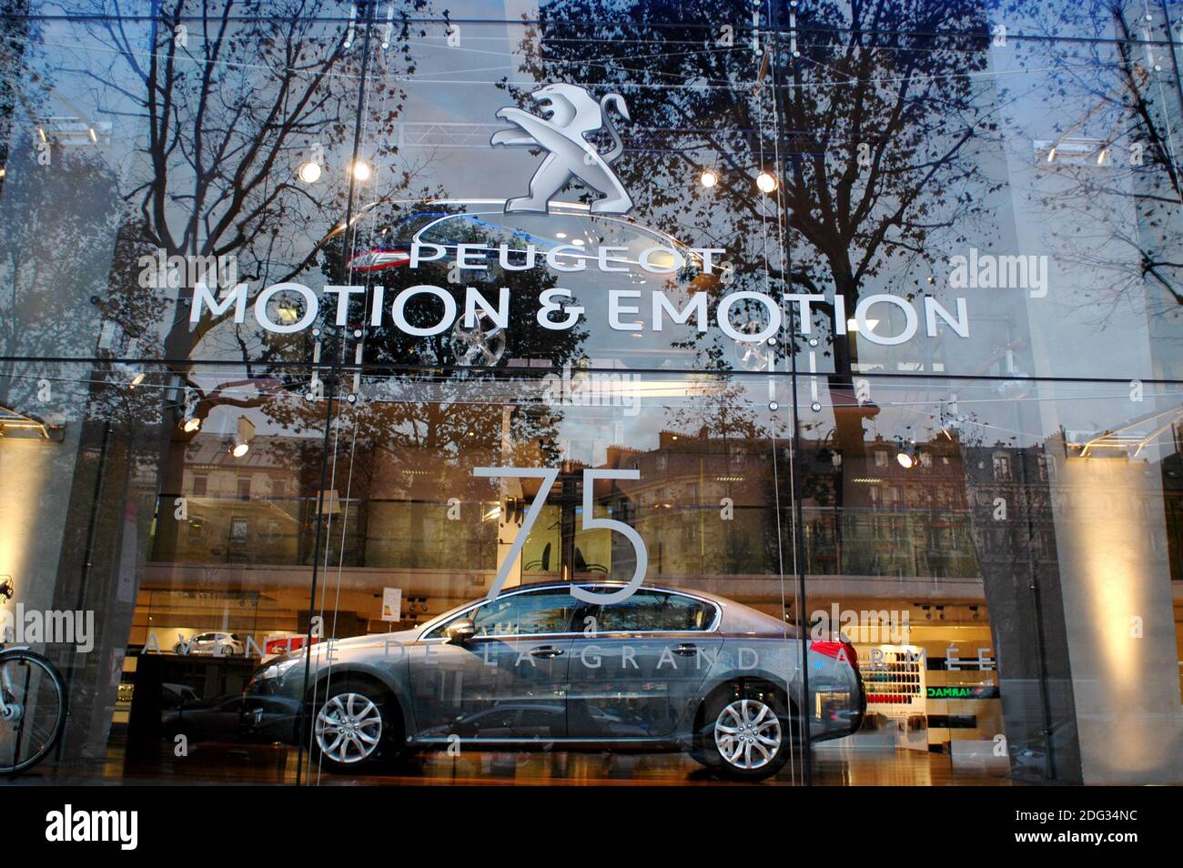 Foto de archivo - Ilustración de PSA Peugeot Citroen en París, Francia, el 18 de noviembre de 2011. La empresa francesa propietaria de Peugeot y Citroen ha logrado un acuerdo de 2.200mn de euros para comprar la unidad europea de General Motors, incluyendo Vauxhall. GM Europa no ha obtenido beneficios desde 1999 y el acuerdo ha generado temores sobre la pérdida de puestos de trabajo en Vauxhall. Con las operaciones de GM Opel y Vauxhall, PSA Group se convertiría en el segundo fabricante de automóviles más grande de Europa, detrás de Volkswagen. Foto de Alain Apaydin/ABACAPRESS.COM Foto de stock