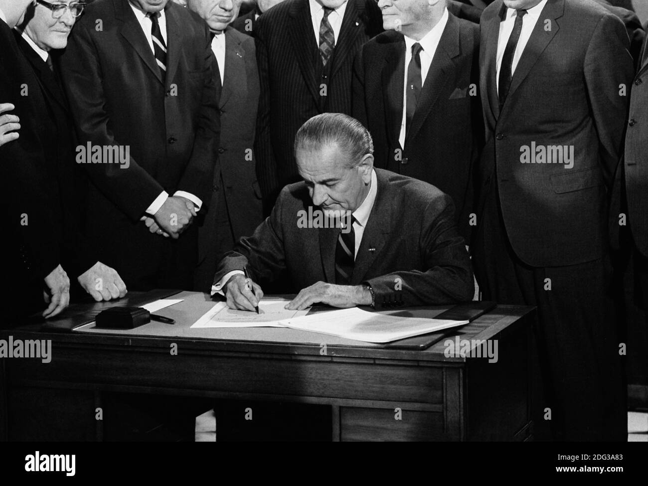 El Presidente de los Estados Unidos, Lyndon Johnson, firmó un proyecto de ley de derechos civiles mientras estaba rodeado por miembros del Congreso, Washington, D.C., EE.UU., Warren K. Leffler, 11 de abril de 1968 Foto de stock