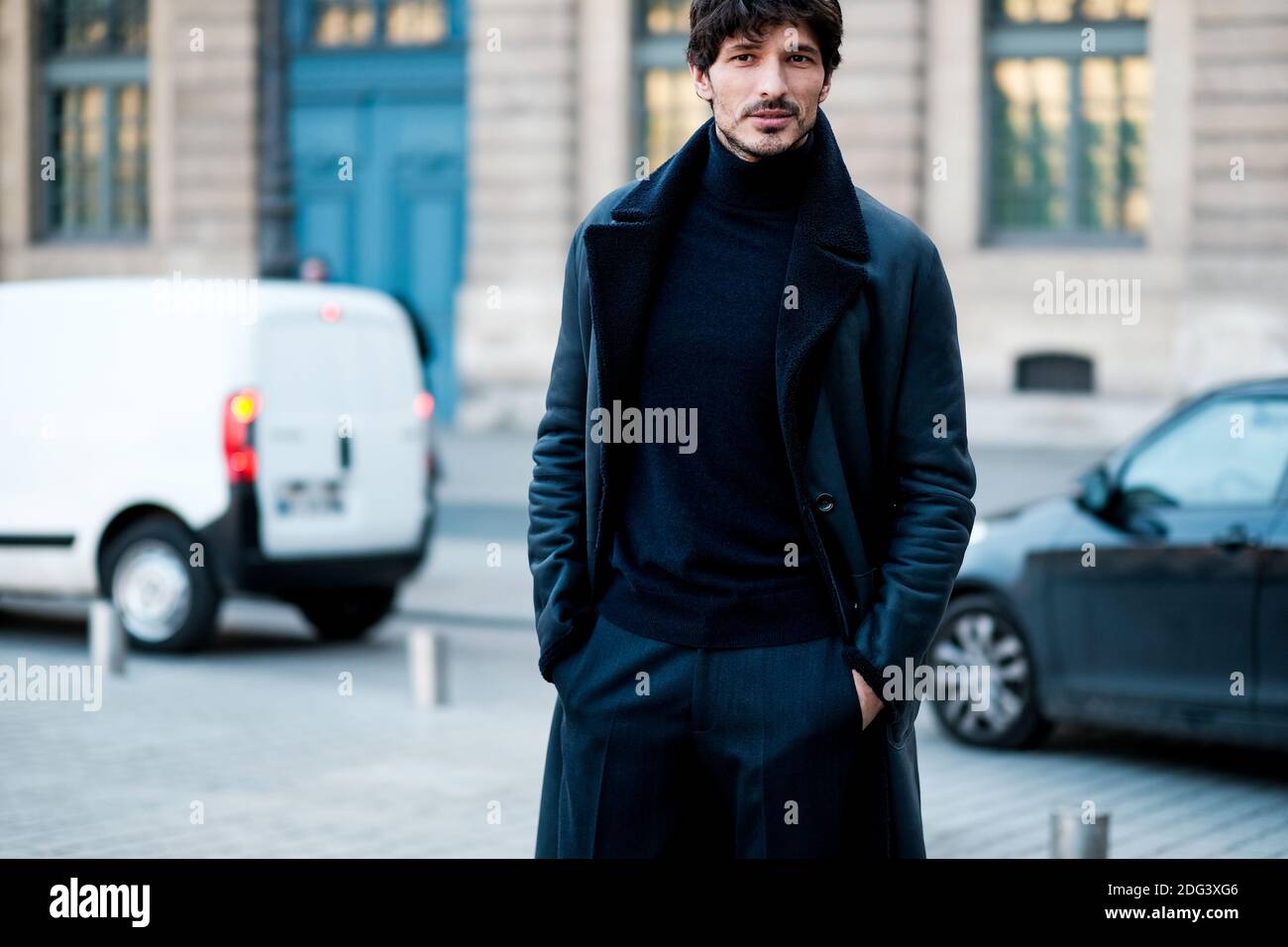 Estilo calle, modelo Andrés Velencoso llegando a Cerruti Otoño-Invierno 2017-2018 espectáculo de ropa de hombre celebrado en la Place Vendome, en París, Francia, el 20 de enero de 2017. Foto de