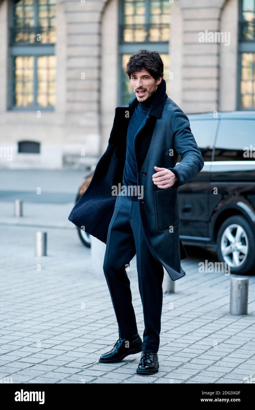 Estilo de calle, modelo Andrés Velencoso llegando a Cerruti Otoño-Invierno  2017-2018 espectáculo de ropa de hombre celebrado en la Place Vendome, en  París, Francia, el 20 de enero de 2017. Foto de